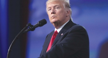 Trump entra na defensiva e culpa imprensa pela divisão dos Estados Unidos